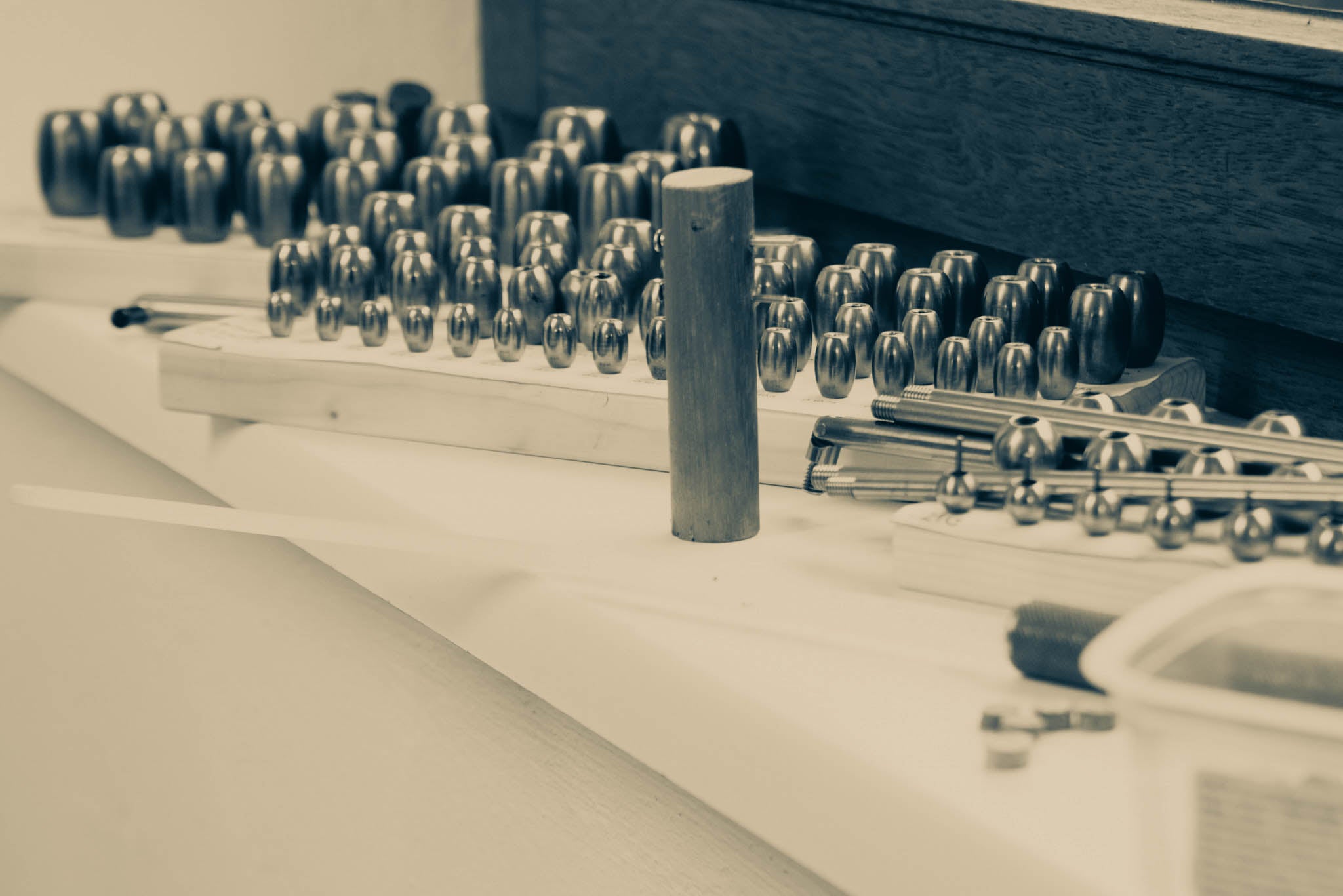 Werkbank mit Metallteilen