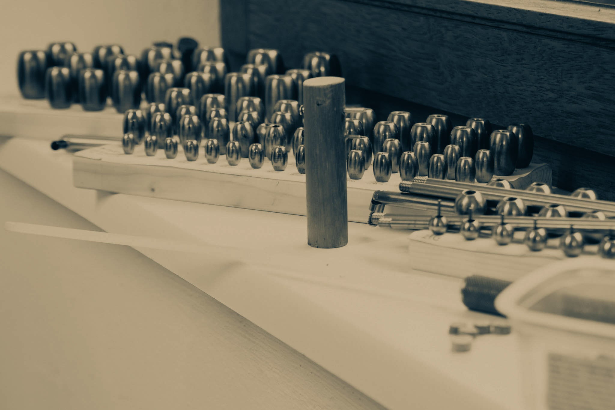 Werkbank mit Metallteilen